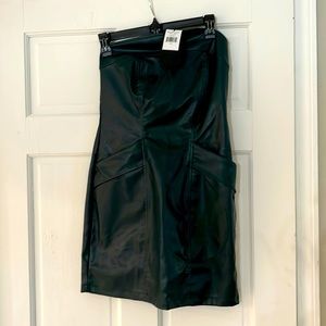 Cobain Vegan Leather Dress
KENDALL + KYLIE

Color: Emerald
Size: 4-6